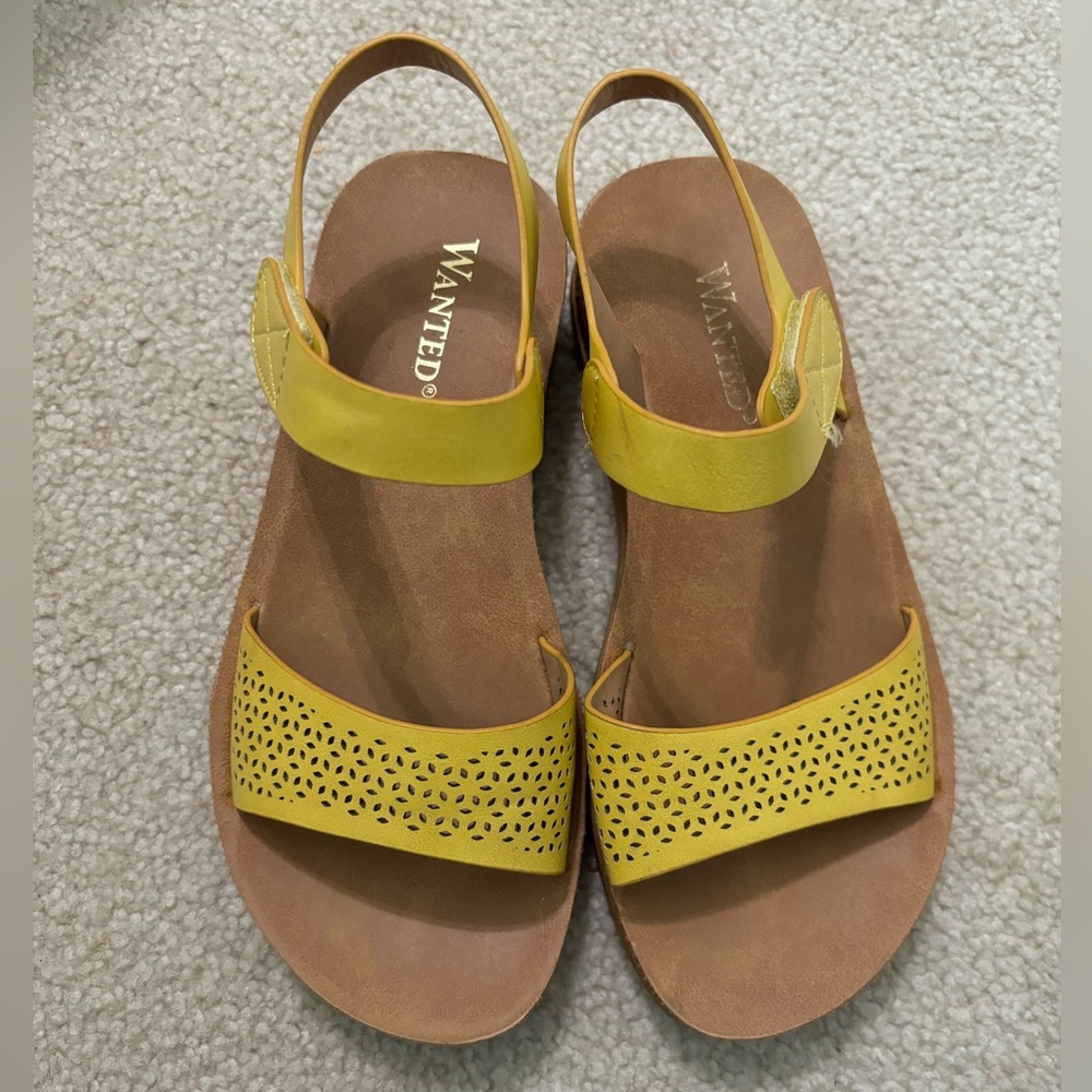 Girls yellow sandals size 13.